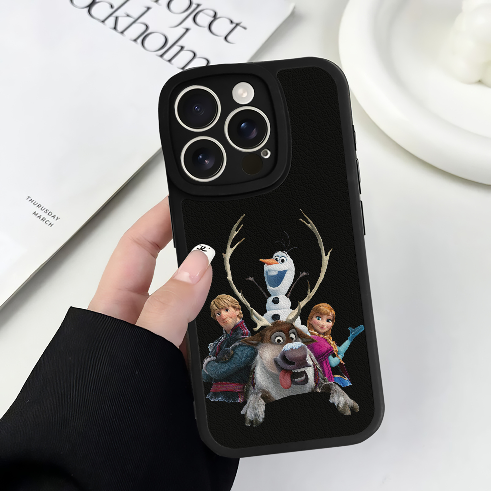 （画像用） アナと雪の女王 アンナ エルサ Frozen Anna Elsa 【iPhone 16シリーズ対応】シリコンスマホケース（レザー調） 材質：シリコン